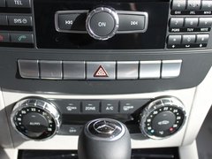 北京奔驰 C180K 1.6T AT 中控台下方特写