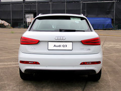 奥迪(进口)  Q3 35 TFSI 车辆正后方尾部视角