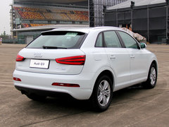奥迪(进口)  Q3 35 TFSI 车辆右侧尾部视角