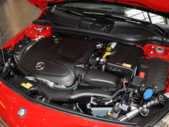 奔驰(进口)  A180 1.6T DCT 发动机主体特写