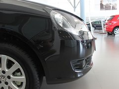 上海大众  Polo新劲取 1.4 MT 车辆右前大灯正侧视角