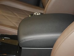 英菲尼迪  FX35 3.5 AT 前排座椅中央中间