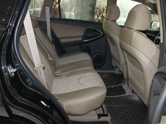 一汽丰田  RAV4 2.0 AT 第二排座椅正视图