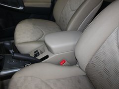 一汽丰田  RAV4 2.0 AT 前排座椅中央中间