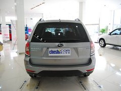 斯巴鲁  森林人 2.0XS AT 车辆正后方尾部视角