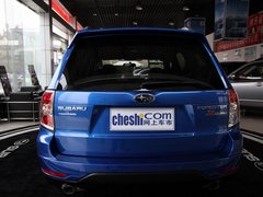 斯巴鲁  森林人 2.5T AT 车辆正后方尾部视角