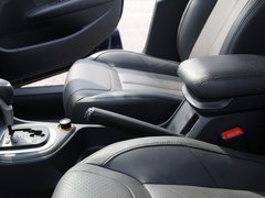 东风标致  308 2.0 AT 前排座椅中央中间