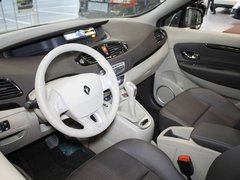 雷诺  风景 2.0 CVT 中控台左侧