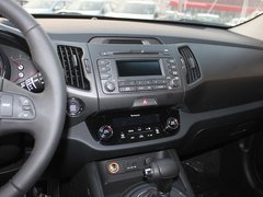 东风悦达起亚  智跑 2.0 GLS AT 中控台仪表下方45度特写