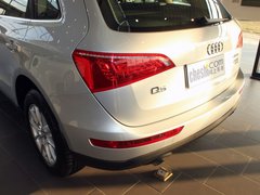 一汽奥迪  Q5 2.0TSI AT 车辆左后大灯45度视角
