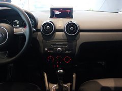 奥迪(进口) A1 30TFSI 1.4T 中控仪表台总特写