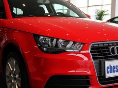 奥迪(进口) A1 30TFSI 1.4T 车辆右前大灯45度视角