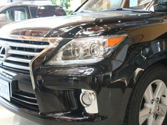 雷克萨斯  LX570 5.7 AT 车辆左前大灯45度视角