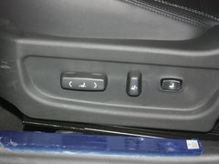 东风悦达起亚  K5 2.0 Premium AT 驾驶席侧面特写