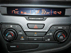 东风悦达起亚  起亚K5 2.0L AT 中控台中央特写