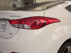 北京现代  朗动 1.8L AT 车辆右后大灯45度视角