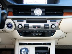 雷克萨斯  雷克萨斯ES 2.5 CVT 中控台下方特写