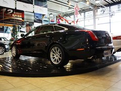 捷豹 XJL 2.0T AT 车辆左后45度视角