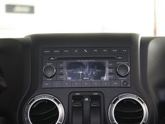 Jeep吉普  牧马人 3.6L AT 中控仪表台上方