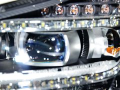 奔驰(进口) CLS350 3.5L 车辆大灯细节