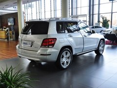 北京奔驰  GLK300 3.0L 车辆右侧尾部视角