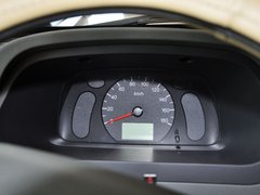 上汽通用五菱 1.0L 手动 方向盘后方仪表盘