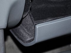 北京奔驰  E300L 3.0L AT 手套箱细节特写