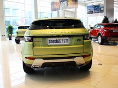 路虎  极光 2.0T AT 车辆正后方尾部视角