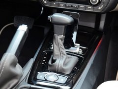 观致  1.6L 手动 挂档把手特写
