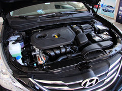 北京现代  2.0L 自动 发动机局部特写