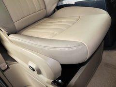 福建奔驰  3.0L 自动 副驾驶席下方储物空间