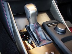 雷克萨斯 IS 250 2.5L AT 挂档把手特写