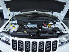 Jeep  2.4L 自动 发动机局部特写