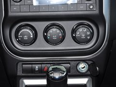 Jeep吉普  2.4L 自动 中控台下方特写