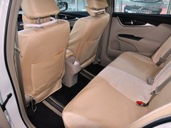 广汽本田  1.8L 自动 第一排座椅靠背后方
