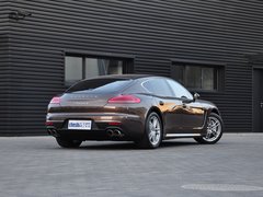 保时捷  3.0T 车辆右侧尾部视角