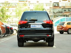 广汽三菱  3.0L 自动 车辆正后方尾部视角