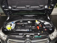 东风雪铁龙  三厢 1.6L 自动 发动机局部特写