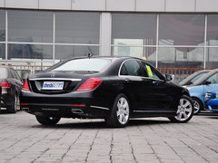 奔驰(进口)  S400L 车辆右侧尾部视角