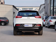 Jeep  2.4L 自动 车辆正后方尾部视角