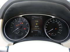 东风日产 2.0L XE 手动 方向盘后方仪表盘