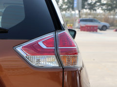 东风日产  基本型 车辆右后大灯正视角