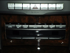 北京奔驰 E260L 1.8T 自动 中控台下方特写