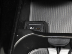 奔驰A级 2022款 改款二 A 200 L 运动轿车时尚型