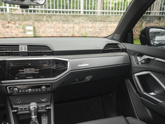 奥迪Q3 2024款 40 TFSI RS套件燃速型