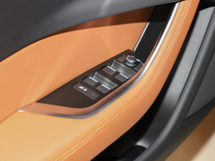 捷豹XEL 2024款 2.0T 250PS R-DYNAMIC S耀黑运动版