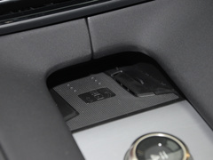 Polestar 4 2024款  单电机标准续航PLUS