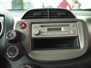 广汽本田  1.3L 手动 中控仪表台上方