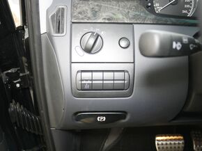 奔驰(进口)  3.5L 自动 方向盘左后仪表台