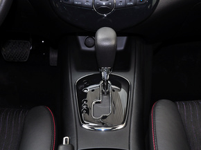 東風(fēng)日產(chǎn)  1.6T M-CVT 中控臺(tái)下方特寫